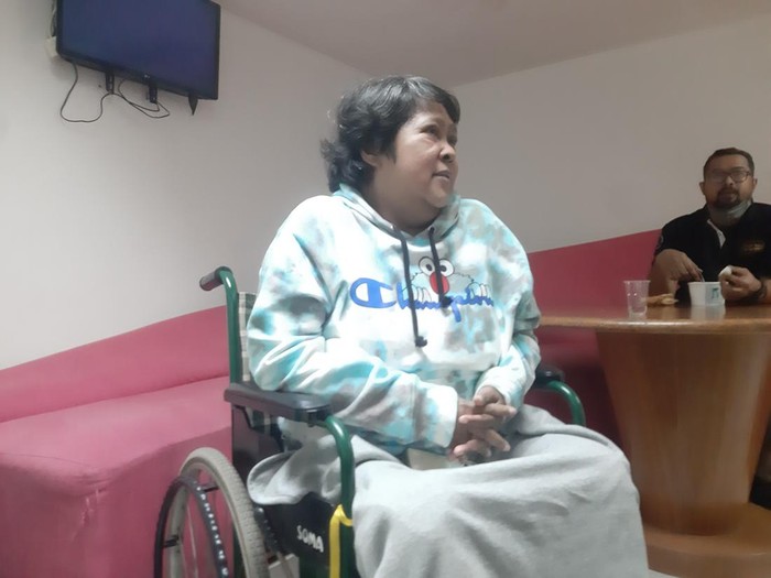 Suti Karno memakai kaki palsu.
