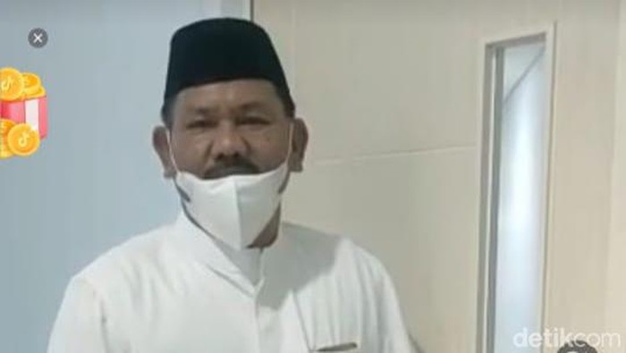 Tangkapan layar Wakil Rektor II UIN STS Jambi Asad Isma saat hendak masuk ke ruang kerja.