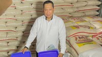 Dari tiga gudang tersebut, dua di antaranya diduga melakukan pengemasan ulang ukuran 50 kilogram (kg), beras diecer menjadi 5 kg, dan pengoplosan beras Bulog dengan merek lain. 