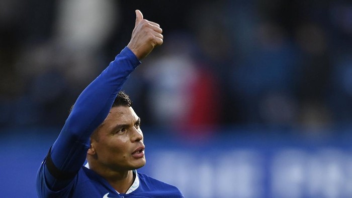 Soccer Football - Premier League - Chelsea v Crystal Palace - Stamford Bridge, London, Britain - January 15, 2023 Chelseas Thiago Silva celebrates after the match REUTERS/Tony Obrien EDITORIAL USE ONLY. No use with unauthorized audio, video, data, fixture lists, club/league logos or live services. Online in-match use limited to 75 images, no video emulation. No use in betting, games or single club /league/player publications.  Please contact your account representative for further details.