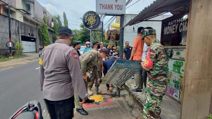 Tim gabungan dari pihak kelurahan Benoa, Satpol PP, kepolisian Polsek Kuta Selatan, dan BI melakukan sidak kepada money changer yang tidak berizin, Jumat (03/02/2023). (IST)