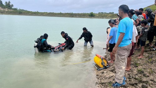 Tim SAR gabungan mengevakuasi jenazah Jefry Nubatonis di Embung Muli, Desa Delo, Kecamatan Sabu Barat, Kabupaten Sabu Raijua, NTT, Kamis (2/2/2023). (Foto: Istimewa)