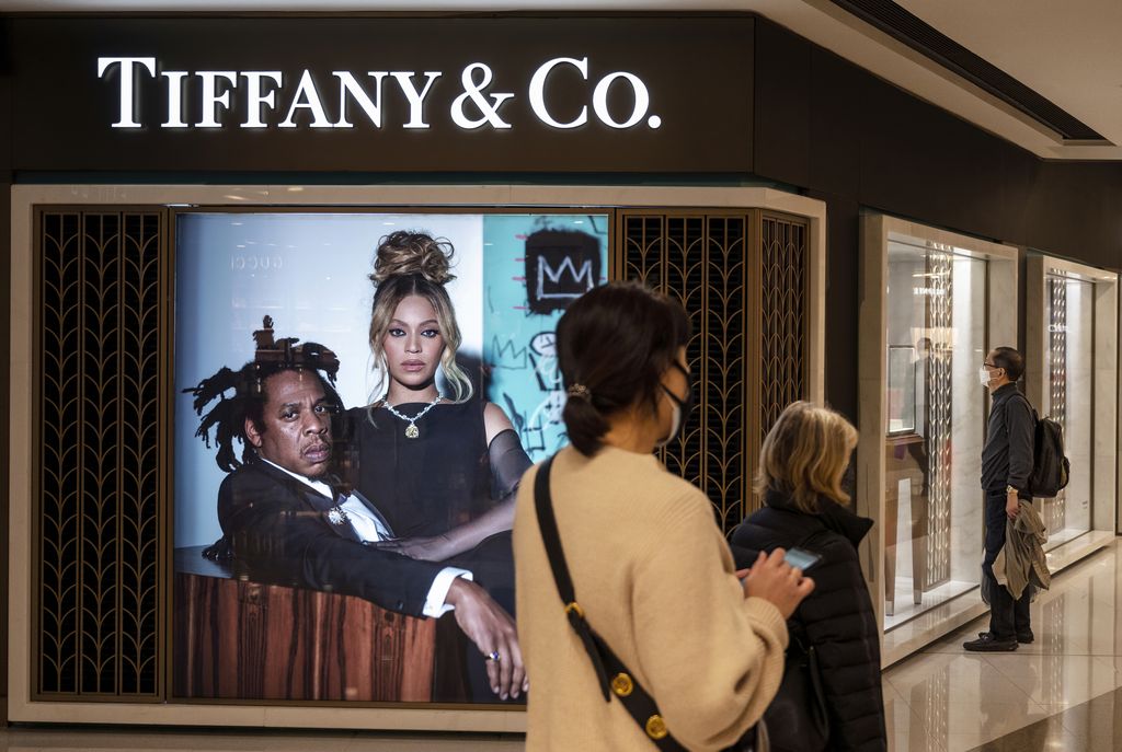 HONG KONG, CHINA - 2022/01/29: Shoppers walk past the American luxury jewellery company Tiffany & Co store seen in Hong Kong. (Photo by Chukrut Budrul/SOPA Images/LightRocket via Getty Images)
