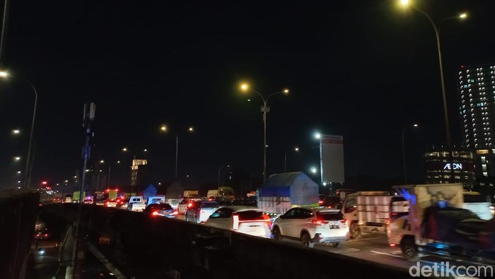 Tol TMII arah Pondok Pinang Macet