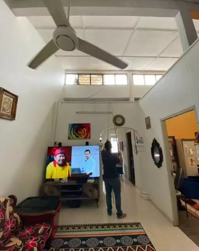 Sebelum direnovasi, area ruang tamu yang dipisah dengan partisi seadanya. Warna putih mendominasi dari lantai, dinding, hingga plafon sehingga terasa membosankan.  (Foto: TikTok/@fhcreationdesign)