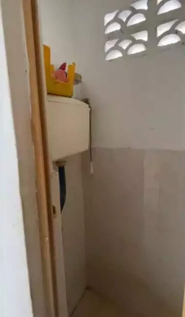 Perubahan signifikan juga diberikan untuk kamar mandi. Begini penampakan lamanya. (Foto: TikTok/@fhcreationdesign)