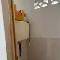 Perubahan signifikan juga diberikan untuk kamar mandi. Begini penampakan lamanya. (Foto: TikTok/@fhcreationdesign)