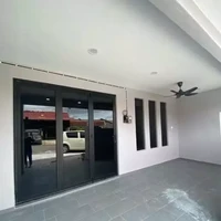 Dan inilah bagian depan usai diubah yang memperlihatan perbedaan bak langit-bumi. Dari tampilan rumah jadul tak terurus, kini menjadi lebih rapi dengan desain minimalis. (Foto: TikTok/@fhcreationdesign)
