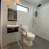 Dan inilah tampilan barunya. Kamar mandi yang tadinya supermungil, kini lebih luas lengkapi dengan shower, kloset, dan wastafel. Jendela kecil membiarkan cahaya alami masuk sehingga memberi kesan lapang. (Foto: TikTok/@fhcreationdesign)