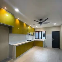 Setelah mendapat penyegaran, dapur kini hadir dengan kitchen set berdesain minimalis. Aksen kuning menciptakan suasana yang lebih ceria. Sementara lantai kayu memberi sentuhan hangat.  Foto: TikTok/@fhcreationdesign
