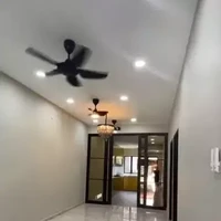 Versi barunya kini terasa lebih mewah dengan penggunaan lantai keramik bermotif marmer. Aksen hitam pada kusen pintu dan kipas angin membuat ruangan dengan plafon lebih rendah ini terhindar dari kesan monoton. (Foto: TikTok/@fhcreationdesign)