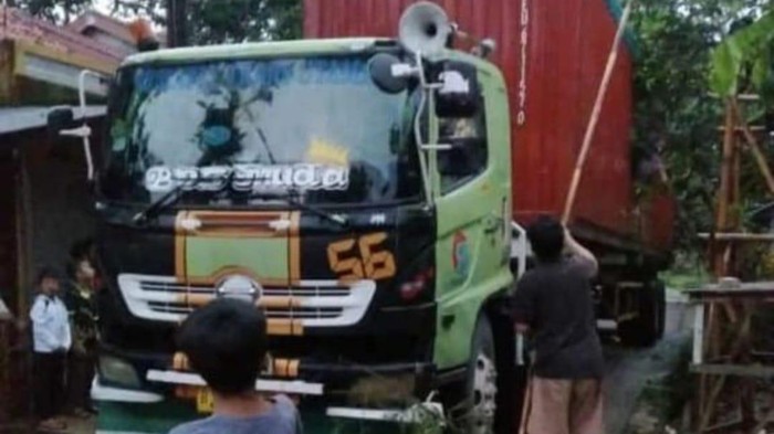 Truk nyasar ke jalan sempit di Pagedangan, Kabupaten Tangerang.