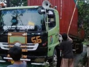 Viral Truk Nyasar Masuk ke Gang Sempit, Ternyata ke Makam Keramat