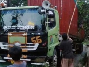 Viral Truk Nyasar Masuk ke Gang Sempit, Ternyata ke Makam Keramat