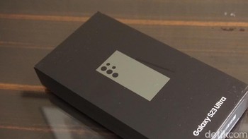 Ini kemasan Galaxy S23 Ultra. Boks kemasan ini sepenuhnya berasal dari kertas daur ulang. Memang semakin banyak komponen Galaxy S23 berasal dari bahan daur ulang dalam rangka menjaga kelestarian lingkungan. Foto: Fyk/detikinet