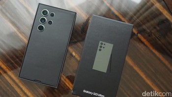 Kemasan Galaxy S23 Ultra saat dibuka. Oh ya, unit yang unboxing ini adalah warna biru. Foto: Fyk/detikinet