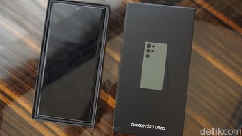 Galaxy S23 Ultra dari bagian depan dalam keadaan tidak menyala di kemasannya. Foto: Fyk/detikinet