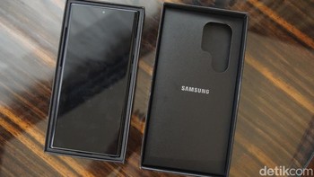 Di bagian samping kiri adalah perlengkapan yang disertakan Samsung dalam kemasan Galaxy S23 Ultra. Foto: Fyk/detikinet
