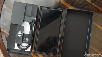 Ketika dibuka, perlengkapan yang ada adalah kabel USB C, ejector SIM Card serta kartu garansi. Foto: Fyk/detikinet