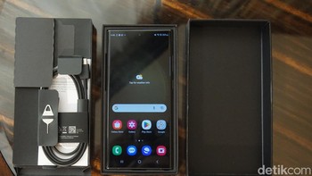 Samsung S23 Ultra masih mengusung layar 6,8 inch resolusi QHD+ dengan panel Dynamic AMOLED 2X. Refresh rate dibuat dinamis 1~120 Hz untuk hemat baterai, touch sampling rate 240 Hz untuk kenyamanan bermain game dan perlindungan Gorilla Glass Victus 2. Foto: Fyk/detikinet