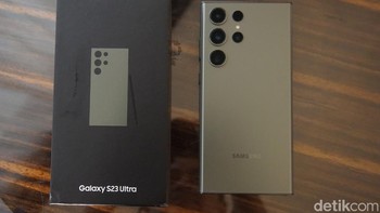 Dapur pacunya menggunakan chipset Snapdragon 8 Gen 2 for Galaxy, dijanjikan peningkatan CPU 30%, GPU 41%, NPU 49% dari Galaxy S22 Ultra 5G. Agar tidak panas saat digunakan,Samsung menyematkan vapor cooling chamber yang lebih besar. Foto: Fyk/detikinet