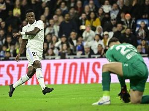 Sepatu Hitam Vinicius yang Curi Perhatian