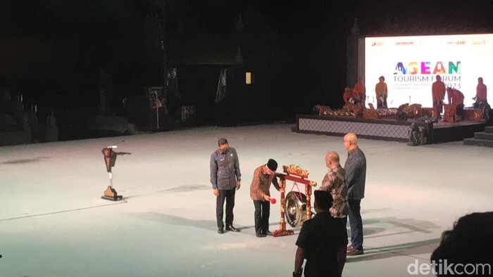 Wapres Maruf Amin buka ATF 2023 di Opening Air Theater Candi Prambanan, Jumat (3/2/2023).