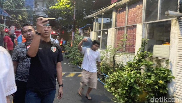 Warga membantu memadamkan kebakaran rumah di Jakbar pakai galon (Silvia Ng/detikcom)