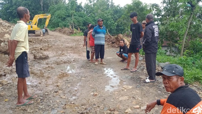 Warga mendatangi lokasi tambang yang terletak di perbatasan Klaten dengan Gunungkidul, Jumat (3/2/2023).