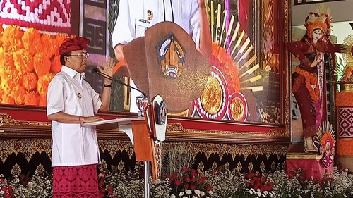 Wayan Koster saat menguraikan 44 capaian pembangunan selama ia menjadi Gubernur Bali saat kunjungan kerja di Tabanan, Jumat (3/2/2023). (Chairul Amri Simabur/detikBali)