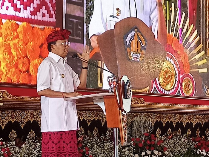 Wayan Koster saat menguraikan 44 capaian pembangunan selama ia menjadi Gubernur Bali saat kunjungan kerja di Tabanan, Jumat (3/2/2023). (Chairul Amri Simabur/detikBali)