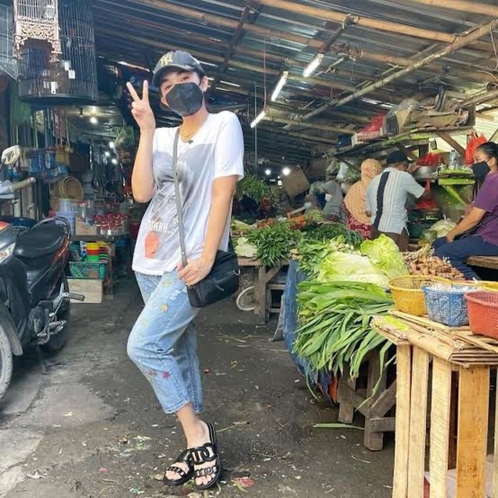 10 Gaya Ussy Sulistiawaty Saat ke Pasar hingga Masak di Dapur 10 Gaya Ussy Sulistiawaty Saat ke Pasar hingga Masak di Dapur