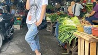 Ibu dari lima anak ini paling sering mendokumentasikan kesehariannya. Momen favoritnya saat belanja bahan makanan di pasar tradisional. Foto: Instagram @ussysulistiawaty