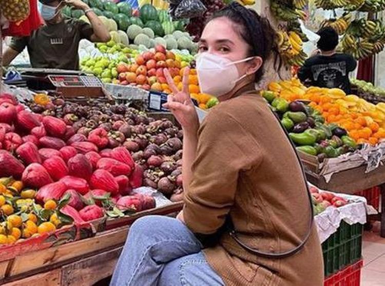 10 Gaya Ussy Sulistiawaty Saat ke Pasar hingga Masak di Dapur