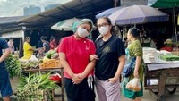 Bersama sang putri, dirinya sering membeli aneka sayuran, daging, tahu hingga tempe untuk diolahnya di rumah. Foto: Instagram @ussysulistiawaty