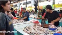 Tak hanya di Instagram saja, lewat akun YouTubenya, Ussy sering memperlihatkan kegiatannya tawar menawar saat belanja daging dan ayam di pasar. Foto: Instagram @ussysulistiawaty