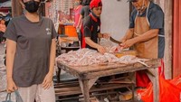 Tampil santai saat pergi ke pasar, tak terhitung berapa banyak momen Ussy belanja bahan makanan di sana. Ia lebih suka belanja di pasar ketimbang di supermarket. Foto: Instagram @ussysulistiawaty