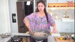 10 Gaya Ussy Sulistiawaty Saat ke Pasar hingga Masak di Dapur