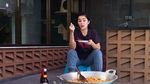 10 Gaya Ussy Sulistiawaty Saat ke Pasar hingga Masak di Dapur