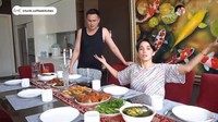 Demi memanjakan suami, Andhika Pratama, Ussy selalu rajin masak aneka makanan. Dari sup, ikan balado, gorengan, sampai tumisan daging lainnya. Foto: Instagram @ussysulistiawaty