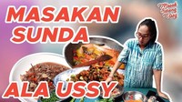 Terakhir ini gaya Ussy saat memasak hidangan khas Sunda yang menggunakan oncom, sambal dadak, dan sayuran lainnya. Sedap! Foto: Instagram @ussysulistiawaty