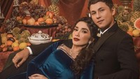 Penyanyi sekaligus aktris cantik Ussy Sulistiawaty baru-baru ini dikritik netizen karena menggunakan mini diress ke pesta pernikahan. Dirinya sendiri cuek dan tetap santai kulineran di akun Instagramnya. Foto: Instagram @ussysulistiawaty
