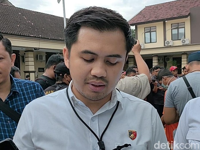 Menurut Kasat Reskrim Polres Kediri Kota AKP Tommy Prambana, pelaku mulai merayu korban sejak akhir 2021.