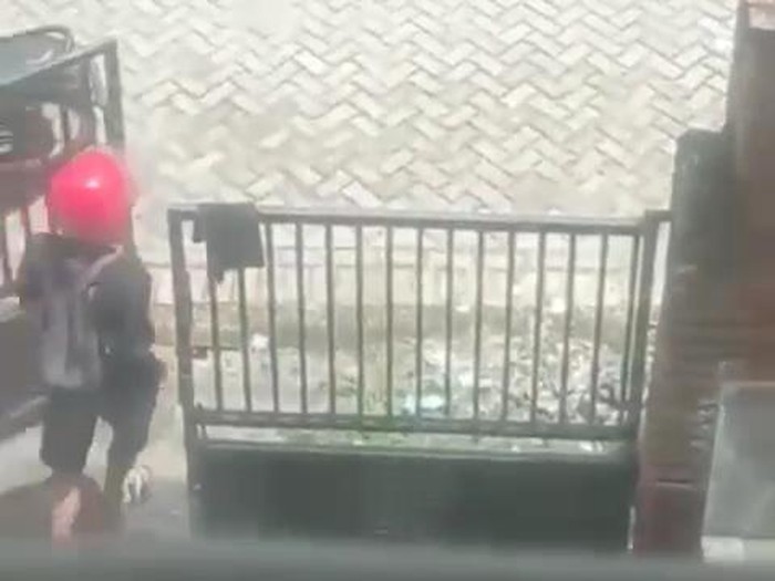 Aksi pencurian celana dalam mahasiswi di Mojokerto tengah viral di media sosial. Aksi itu terjadi di sebuah rumah kos di Kabupaten Mojokerto.