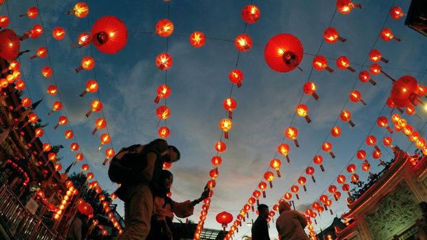 Apa hubungan Cap Go Meh dengan lampion? Cap Go Meh identik dengan festival lampion. Cap Go Meh dirayakan pada malam ke-15 bulan pertama Imlek setiap tahunnya.