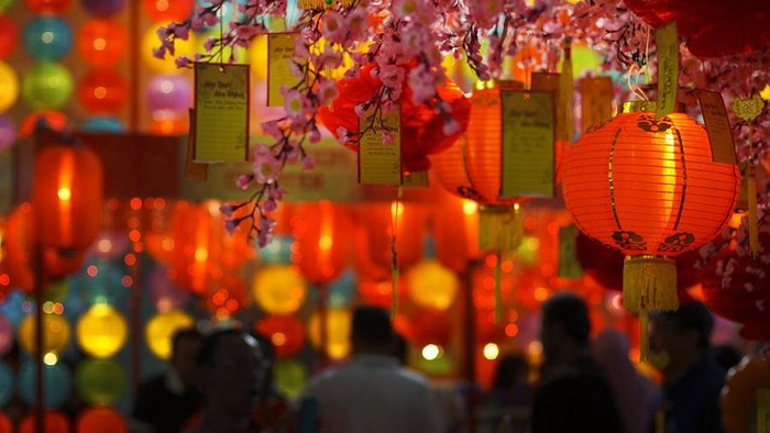 Kegiatan Cap Go Meh dilakukan dalam rangka memperingati Hari Raya Imlek. Peringatan Imlek adalah hari besar keagamaan bagi masyarakat yang beragama Konghucu.