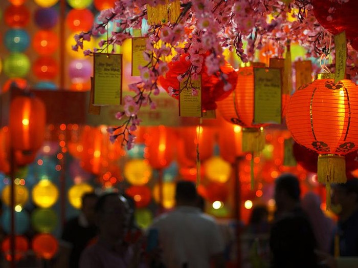 Kegiatan Cap Go Meh dilakukan dalam rangka memperingati Hari Raya Imlek. Peringatan Imlek adalah hari besar keagamaan bagi masyarakat yang beragama Konghucu.