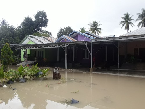 300 jiwa terdampak banjir di Kupang Timur. Banjir dari luapan Sungai Oesao itu terjadi pada Sabtu (4/2/2023) dini hari.