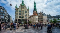 Kedua ada Denmark. Secara umum, skor Denmark dalam 6 variabel penunjang kepuasan hidup warga negara mirip dengan skor yang dimiliki Finlandia. Namun, dalam tiga kategori, Denmark justru memiliki skor yang lebih tinggi. Yakni dalam pendapatan per kapita, kedermawanan, dan kekhawatiran akan korupsi. Oscar Gonzalez/Getty Images