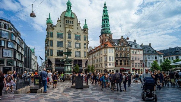 Kedua ada Denmark. Secara umum, skor Denmark dalam 6 variabel penunjang kepuasan hidup warga negara mirip dengan skor yang dimiliki Finlandia. Namun, dalam tiga kategori, Denmark justru memiliki skor yang lebih tinggi. Yakni dalam pendapatan per kapita, kedermawanan, dan kekhawatiran akan korupsi. Oscar Gonzalez/Getty Images Kedua ada Denmark. Secara umum, skor Denmark dalam 6 variabel penunjang kepuasan hidup warga negara mirip dengan skor yang dimiliki Finlandia. Namun, dalam tiga kategori, Denmark justru memiliki skor yang lebih tinggi. Yakni dalam pendapatan per kapita, kedermawanan, dan kekhawatiran akan korupsi. Oscar Gonzalez/Getty Images